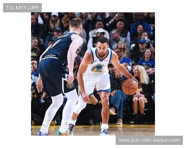 库里面对长臂防守依旧命中三分，勇士球迷狂呼