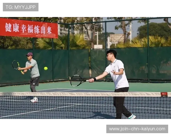 网球直线穿越引爆掌声，超越极限的精彩瞬间